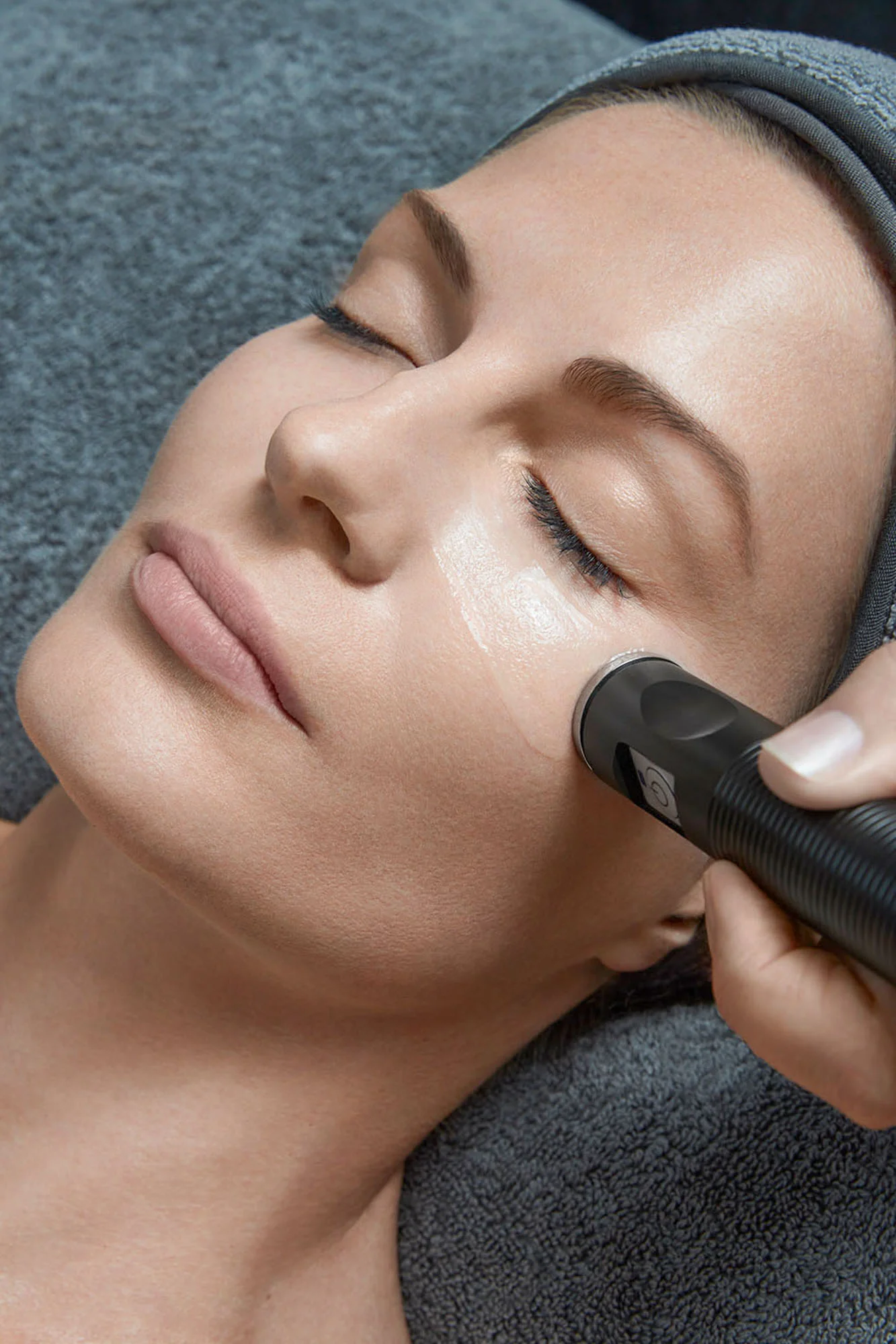 This concentrated eye treatment at The Face & Body MediSpa uses a blend of advanced peptides and hyaluronic acid to hydrate, refresh, and revitalise the delicate eye area.